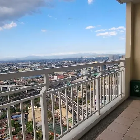 Spacious 1 Bedroom Condo In Qc With Best Skyline View